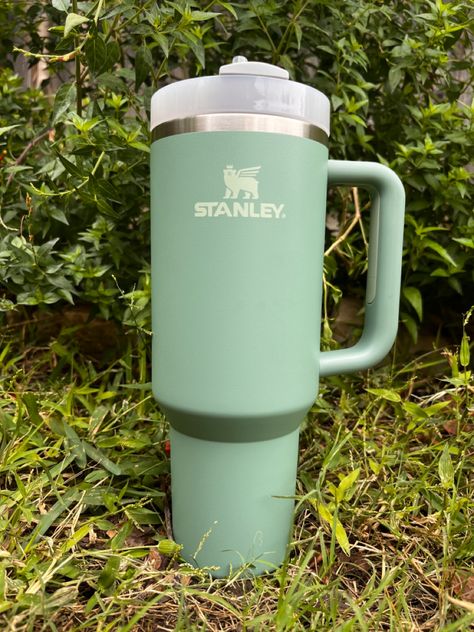 Light Green Stanley Cup, Stanley Eucalyptus, Stanley Aesthetic, Aesthetic Cups, Eucalyptus Color, Stanley Cups, Coffee Smoothie, Aesthetic Light, Gallon Of Water