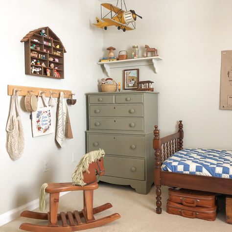 Vintage style boys bedroom by Instagram account @carriemshaw European Eclectic Decor Bedroom, Vintage Kids Bedroom, Vintage Toddler Rooms, Vintage Boys Bedrooms, Vintage Boys Room, Vintage Kids Room, Kids Rooms Inspo, Big Boy Bedrooms, Toddler Bedroom