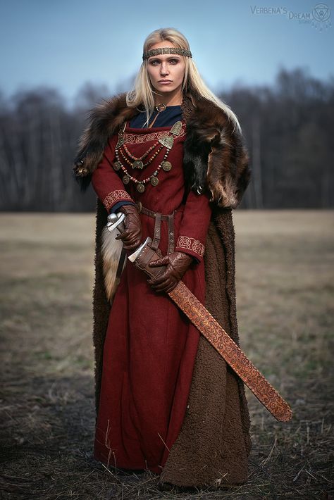 Viking Noble Woman, Viking Clothing Women Warriors, Viking Clothing Women, Viking Outfit Woman Warriors, Nordic Outfit, Nordic Clothing, Norse Clothing, Viking People, Viking Queen