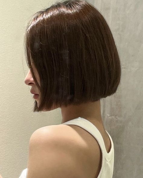 Square bob haircut is a bob that cut between the ears and just above the shoulder. Take a look through these inspiring pictures of popular square bob haircut and hairstyles. Asian Hair Bob, Bangs Haircut Ideas, Short Bob Cut, Haircut Ideas Trendy, Bob Hairstyle Ideas, Bangs Haircut, Chin Length Hair, Asian Short Hair, Hair Inspiration Short