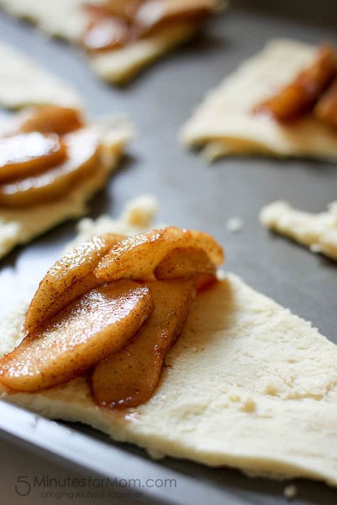 Apple Pie Bites With Crescent Rolls, Cresent Roll Desserts, Crescent Roll Apple Turnovers, Apple Pie Crescent Rolls, Apple Cinnamon Crescent Rolls, Crescent Roll Apple Pie, Apple Crescent Rolls, Apple Pie Crescents, Pillsbury Crescent Recipes