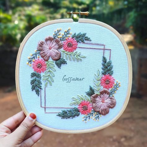 Learn this beautiful Embroidery Hoop with free Pattern from my youtube channel "Embroidery by Gossamer" ❤️ Hoop Embroidery Pattern Free, Floral Embroidery Patterns Free, Embroidery Tutorial Video, Flower Embroidery Tutorial, Hoop Art Embroidery, Hand Embroidery Patterns Free, Cross Stitch Quotes, Simple Hand Embroidery Patterns, Diy Embroidery Designs