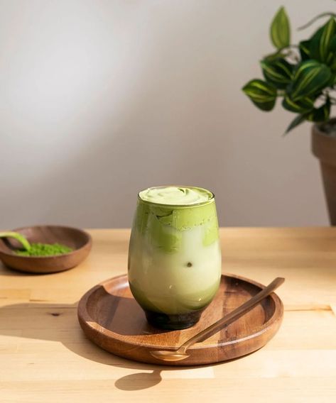 Matcha Photoshoot, Iced Matcha Latte Aesthetic, Matcha Photography, Dalgona Coffee Recipes, Strawberries With Sugar, Matcha Latte Aesthetic, Ice Matcha, Freeze Strawberries, Matcha Oats