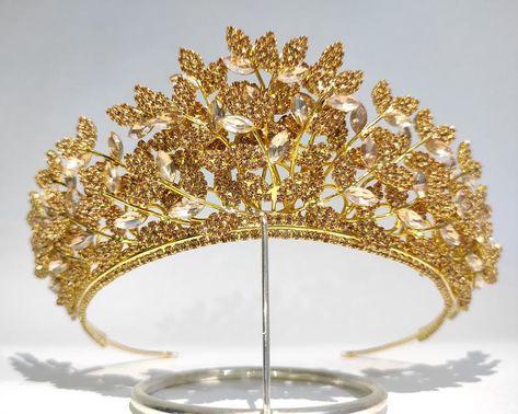 Yellow Crown, Princesa Elizabeth, Hair Accessories Tiara, Crown Aesthetic, Crown For Women, Silver Head Piece, Royal Crowns, Pearl Bride, Crystal Tiara