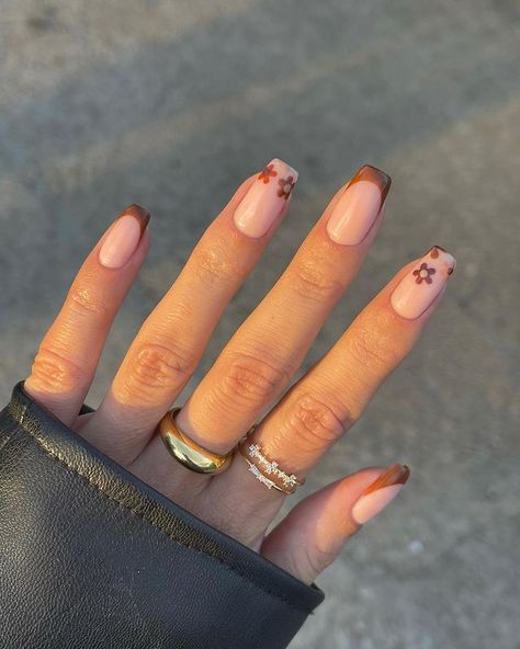 50+ Trendy Brown Nails You Need To Try This Season! - Prada & Pearls Light Brown Nails Acrylic Design, Fall Nail Designs Short Square Simple, Fall Nails With Flowers, Megan Nails, Autumnal Flowers, Nail Inspired, Brown Nails Design, Smink Inspiration, Her Nails