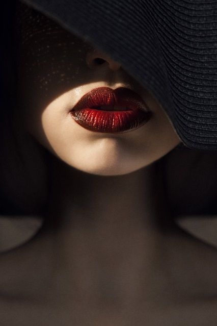 this photo puts a lot emphasis on the woman's lips the eye is drawn  to them by the use of shade and the popping red color HT Lip Art, Skirt Diy, Foto Portrait, Hot Lips, Smokey Eyes, Foto Art, Beautiful Lips, Eyes Lips, Red Lipstick