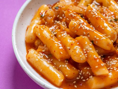 Tteokbokki is a Korean street food snack made primarily of chewy rice cakes and fiery, funky gochujang chili paste. In Lonely Planet's The World's Best Spicy Food, the cakes are tossed with slices of fried eomuk fish cake, cabbage, scallions, and garlic. Cooking Short Ribs, Fried Chicken Restaurant, Korean Rice Cake, Rice Cake Recipes, Potato Noodles, Spicy Rice, Sweet And Spicy Sauce, Arroz Frito, Easy Potato Recipes