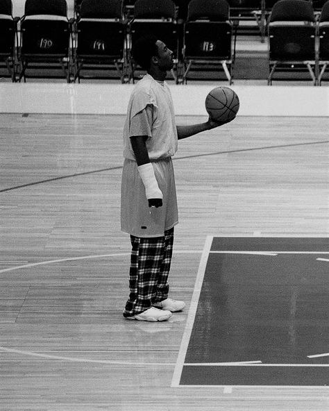 kobe bryant with broken hand and wearing pyjamas at practice in 1999 Basketball Kobe, Kobe Bryant Quotes, Kobe Bryant Poster, Kobe Bryant Nba, Ball Aesthetic, Kobe Bryant Pictures, Bola Basket, Basketball Photos, Kobe Bryant Wallpaper