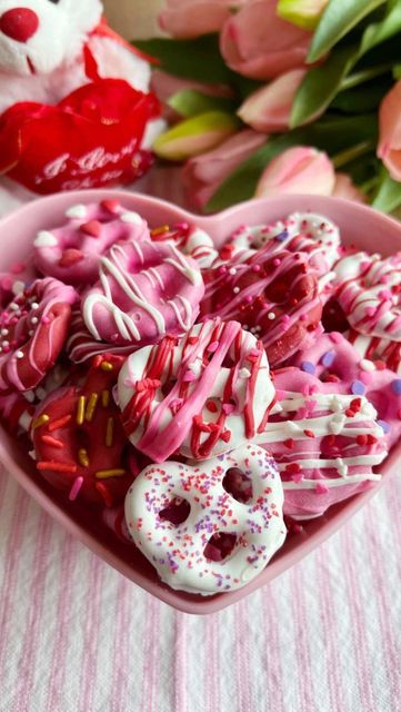 Baking Ideas Valentines Day, Valentines Day Potluck, Heart Sweets, Valentines Pretzels Ideas, Valentine Dipped Pretzels, Valentine Chocolate Covered Pretzels, Valentines Snack Ideas, Valentines Bake Sale Ideas, Valentines Day Party Food