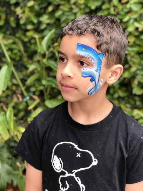 Tiburón. Shark face paint Shark Inspired Makeup, Shark Face Paint, Face Painting Shark Easy, Stingray Face Paint, Monkey Makeup, Face Painting Sea Theme, Underwater Face Painting, Surf Boy, Face Painting For Boys