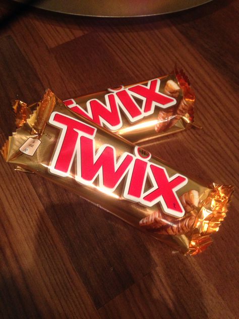 TWIX! I like twixs Twix Aesthetic, Purple Cake Pops, Chocolate Tumblr, Twix Chocolate, Twix Bars, Twix Bar, Late Night Food, Chocolate Photos, Girl Heaven