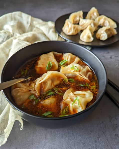 Spicy Wonton Soup, Soup Pics, Sukiyaki Recipe, Beef Dumplings, Wonton Soup Recipe, Asian Bistro, Soup Dumplings, Dumpling Soup, Pork Dumpling