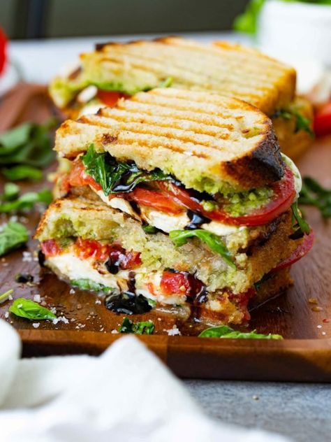 This balsamic glazed caprese panini is packed with the flavor of fresh tomatoes, arugula and fresh mozzarella. The best sandwich ever!! #sandwiches#caprese#fresh#panini Healthy Caprese, Caprese Sandwich Recipe, Caprese Sandwich, Oh Sweet Basil, Healthy Food Habits, Meatless Recipes, Lost 100 Pounds, Cheap Healthy Meals, Healthy Meals To Cook