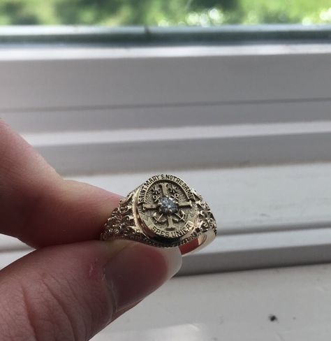 Cute Class Ring, Class Ring Aesthetic, College Class Ring, Class Ring Ideas, Grad Rings, Graduation Rings College, Prom Ring, Senior Rings, Prom Rings