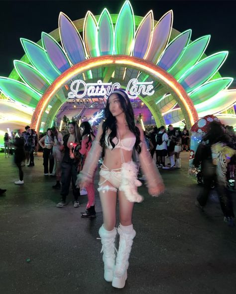 Rave Pose Ideas, Edc Vegas Outfit, Pokemon Rave Outfit, Countdown Outfit Rave, Bear Rave Outfit, Countdown Nye Rave Outfits, All White Rave Outfit, Sanrio Rave Outfit, Kaytranada Concert Outfit