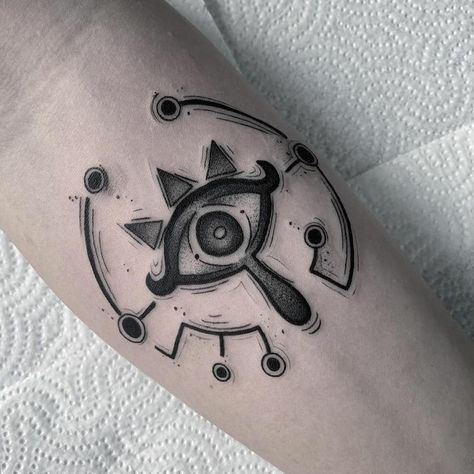 @videogametatts: "Sheikah Slate sign tattoo by @inksantos for #triforcetuesday post no 3! Thanks Elias!" Sheikah Tattoo, Video Game Tattoo Sleeve, Christian Best Friends, Video Game Tattoo Ideas, Game Tattoo Ideas, Sheikah Slate, Game Tattoo, Video Game Tattoos, Zelda Tattoo