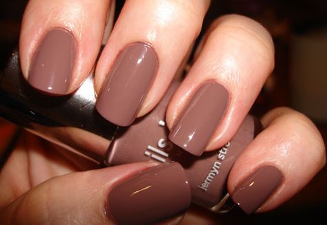 Love this colour Brownish Nails, Dark Nude Nails, Heavenly Nails, Free Nails, Nail 2023, Geometric Nail, Glamour Magazine, Best Nail Art, Winter Nail Art