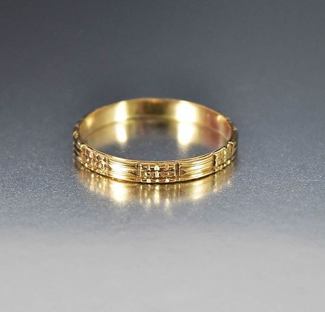 Simple and elegant vintage Art Deco era men's wedding band ring rendered in a glowing 10K yellow gold. Featuring a ribbed design alternating with a checkerboard design, the band ring doubles for a wom Vintage Gold Wedding, Gold Mens Wedding Band, Wedding Ring Men, Vintage Jewelry Antique, Antique Jewellery Online, Mens Gold Wedding Band, Art Deco Wedding Band, Rings Mens Wedding Bands, Gold Art Deco