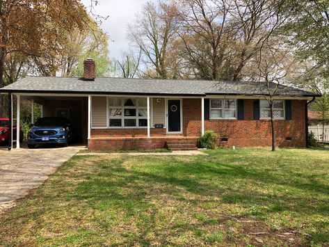 2000s Neighborhood Aesthetic, 1980 House Exterior, Retro Home Exterior, 80s Home Exterior, 90s House Exterior, 80s House Aesthetic, 1950s Houses, 80s House Exterior, Byers House