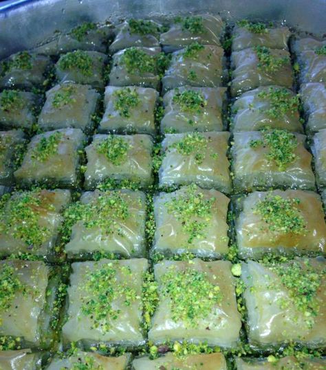 baklava met pistache recept Baklava Recept, Middle Eastern Dessert, Turkish Baklava, Middle Eastern Desserts, Dinner Party Summer, Phyllo Dough, Italian Cookies, Ramadan Recipes, Sweet Tarts