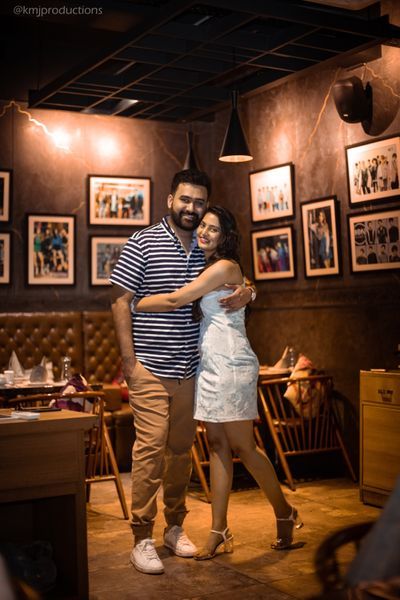 Photo By KMJ Productions - Photographers Couple Poses At Restaurant, Restaurant Couple Photos, Restaurant Poses, Pre Wedding Photoshoot Props, Prewedding Photoshoot, Wedding Photoshoot Props, Romantic Photoshoot, Romantic Couples Photography, Friend Pictures Poses