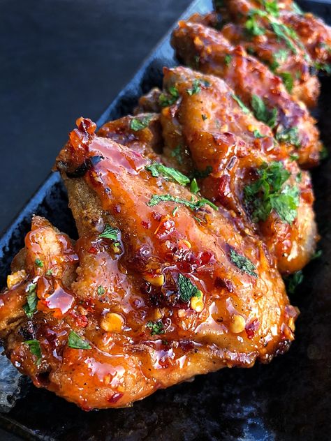 Honey Chili Garlic Chicken Wings – World cafe for u Chilli Wings, Half Baked Harvest Chicken Wings, Cafe Meals Ideas, Chicken Wing Appetizers, Gourmet Chicken Wings, Honey Chili Chicken, Chili Garlic Wings, Honey Garlic Ginger Chicken, Spicy Garlic Wings