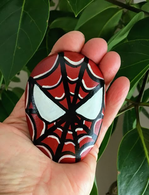 Spiderman Room Ideas Diy, Spiderman Rock Painting Ideas, Spider Man Rock Painting, Spider Man Diys, Cartoon Box Diy, Spider Man Craft Ideas, Spider Man Crafts For Kids, Spider-man Craft, Spider Man Diy Gifts