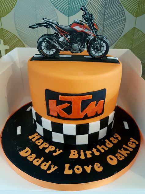 KTM Duke bike cake. Ideal for the bike enthusiast 🍰😊🚴 Ktm Cake, Zoo Cake Topper, Motocross Cake, Motorcycle Birthday Cakes, Zoo Cake, Bike Cake, Motorcycle Cake, Anniversary Cake Designs, Motorcycle Birthday