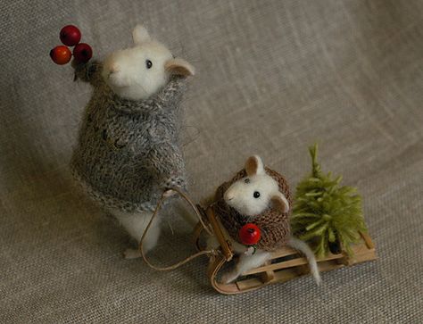 Christmas mice | Flickr - Photo Sharing! by Natasha Fadeeva Needle Felted Christmas, Felt Mouse, Christmas Sleigh, Needle Felting Projects, Felted Animals, House Mouse, Christmas Mouse, Cute Mouse, Needle Felted Animals