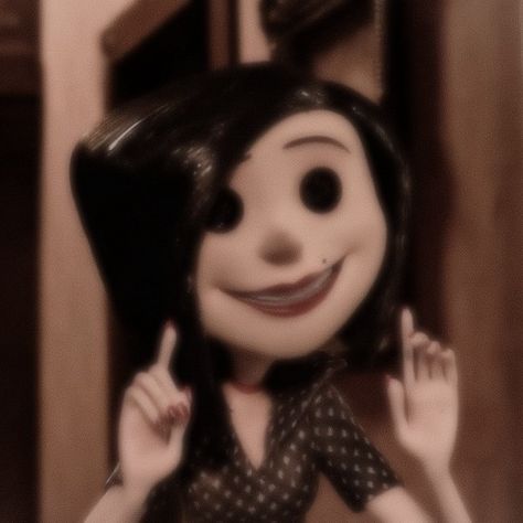 Pdp Halloween, Coraline Pfps, Coraline Icons, Coraline Pfp, Iconic Halloween Costumes, Coraline And Wybie, Coraline Art, Coraline Movie, Coraline Aesthetic