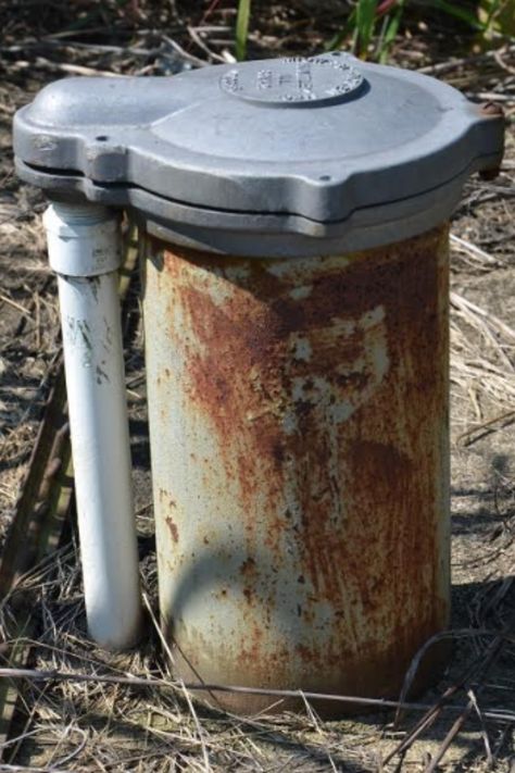 Many Americans receive their water from private groundwater wells. This water supply is drawn up from the wells by an electrically-powered pump located at the bottom of each well. And in the event of a power failure, the pump won’t run and your water will be stuck deep below the surface. This may seem like a hopeless scenario, but there are ways to pull the water to the surface. If you plan ahead, you’ll have what you need to easily retrieve this precious survival resource. Solar Well Pump, Solar Well Water Pump, Diy Well Cover Ideas, Diy Well Pump House Ideas, Well Pump House Ideas Buildings, Water Well Design, Manual Well Pump, Water Well Hand Pump, Water Well House