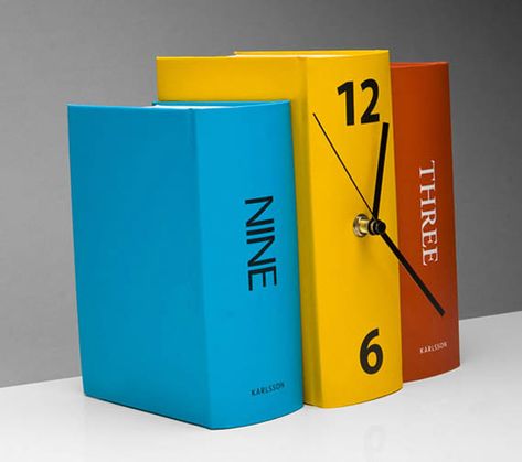 Creative Bookcases, Book Clock, Unusual Clocks, Retro Radios, Graphisches Design, Cool Clocks, Fun Christmas Crafts, Unique Clocks, Wall Clock Design