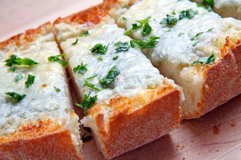 Gorgonzola Garlic Bread Italian Recipes Appetizers, Bubble Bread, Garlic Bread Recipe, Cheesy Garlic Bread, Garlic Aioli, Parmigiano Reggiano, Party Food Appetizers, Roasted Red Peppers, Yummy Eats