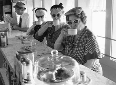 Meeting for coffee ~ 1950's style  Wonder if they're drinking Maxwell House. lol.... Beverage Stations, People Drinking Coffee, Coffee Counter, Vintage Foto's, Vintage People, Old Couple, International Coffee, Cabinet Cards, Coffee Barista