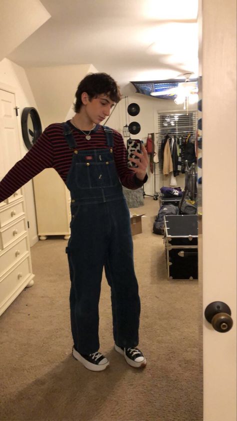 Overall Outfits Aesthetic Men, Overall Mens Outfits, Guy Overalls Outfit, Overalls Outfit Guys, Styling Overalls Men, Overalls Outfits Men, Men Overalls Aesthetic, Overalls On Men, Mens Overalls Outfits Aesthetic