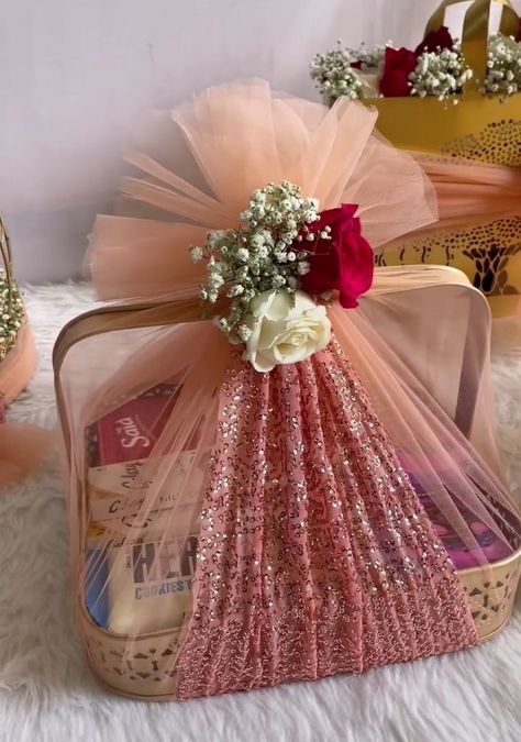 Packing Big Gifts Ideas, Shadi Gift Baskets, Wedding Basket Gift Ideas Pakistani, Gift Hamper For Engagement, Basket Wrapping Ideas Packaging, Bridal Wrapping Ideas Gift, Shagun Basket Decoration Ideas, Nikkah Gift Basket, Dowry Wrapping Ideas