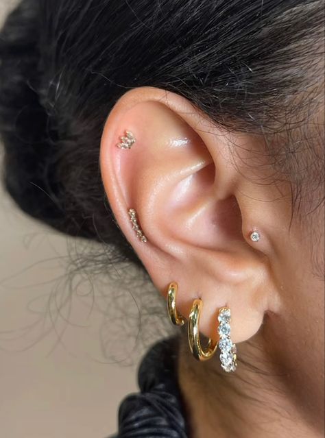 Curated Piercings, Minimalist Ear Piercings, Types Of Ear Piercings, Cool Ear Piercings, Pretty Ear Piercings, Inexpensive Jewelry, Cute Ear Piercings, Ear Style, Cute Piercings