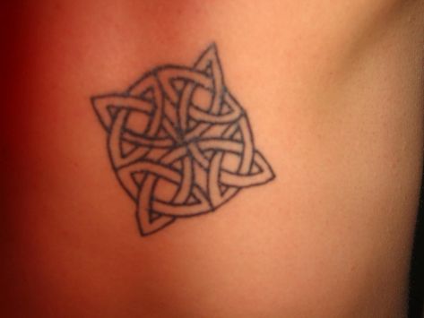 Dara Knot Tattoo, Small Celtic Tattoos, Dara Celtic Knot, Tattoos Anchor, Tattoos Owl, Tattoos Feather, Placement Tattoo, Eternity Knot, Celtic Tattoo Designs