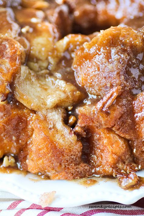 Pecan Pie Monkey Bread - Pecan Pie Monkey Bread - Made with homemade caramel sauce and Pillsbury® Grands!®  #warmtraditions #spon Monkey Breads, Caramel Pecan Pie, Thanksgiving Morning, Pillsbury Grands, Pillsbury Dough, Dessert Breakfast, Homemade Caramel Sauce, Caramel Pecan, Holiday Dessert