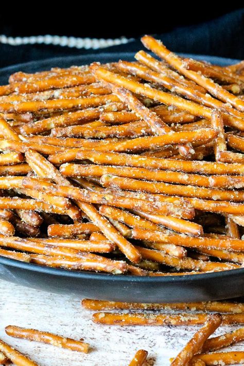 Spicy Pretzels aka "Crack Pretzels"!!! Snacks Savory, Spicy Pretzels, Ranch Pretzels, Seasoned Pretzels, Poolside Snacks, Pretzel Snacks, Low Salt, Just A Pinch Recipes, Pretzels Recipe