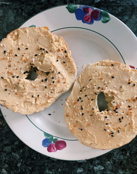 plain bagel with hummus and everything but bagel seasoning from Trader Joe’s!! Hummus Bagel, Dorm Meals, Plain Bagel, Bagel Seasoning, Trader Joe’s, Food Inspo, Trader Joe, Food Stuff, Trader Joes