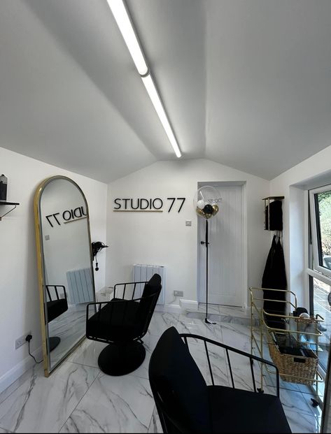 Small Color Bar Salon Ideas, Hair Studio Decor Ideas, Black And White Beauty Salon, Barber Suite Ideas, Hair Suite Decor Salon Ideas, Tiny Salon Ideas, Small Salon Suite Ideas, Salon Decor Studio, Hairstylist Career