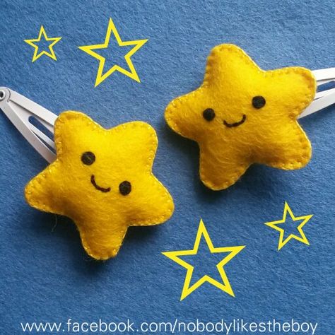 Felt star hair clips Felt Clips Hair, Cute Plushies To Sew, Green Felt Crafts, Cute Felt Keychain, Aesthetic Felt Crafts, Hair Clips Handmade, Felt Hair Clip, Felt Plushies Pattern Free, Star Plushies