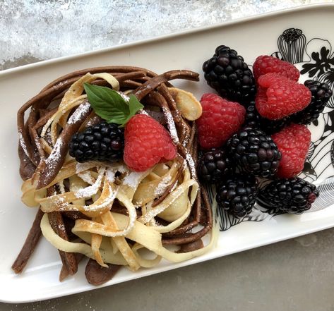 Spaghetti Pancakes Recipes, Pancake Spaghetti Recipe, Pancake Ideas Creative, Pancake Noodles, Pancake Pasta, Pancake Spaghetti, Amazing Food Platters, Protein Pancake Mix, Fun Breakfast