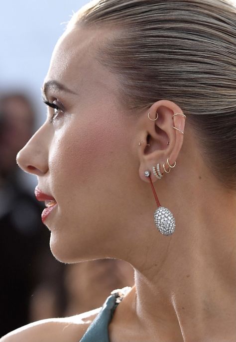 Rhianna Ear Piercings, Scar Jo Ear Piercings, Celebrity Ear Piercings Inspiration, Victoria Beckham Ear Piercing, Scarlett Jonhsson Piercing, Tiny Tragus Piercing, Chic Ear Piercings, Scarlett Johansson Ear Piercing, Celebrity Ear Piercings