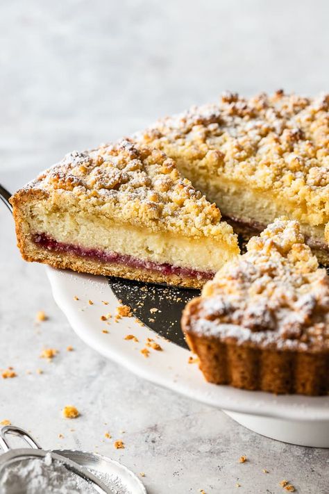 Ricotta Strawberry Cake, Italian Crumb Cake, Crumble Tart Recipe, Ricotta Crumble Cake, Italian Breakfast Cake, Italian Tart Recipes, Italian Sweets Recipes, Best Italian Desserts, Italian Pastries Traditional