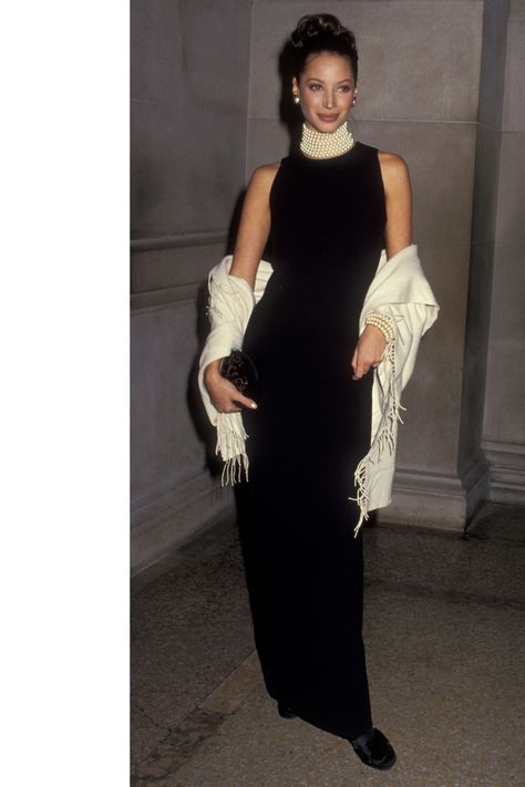 Christy Turlington   - HarpersBAZAAR.com Old Met Gala Looks, Old Hollywood Met Gala, Met Gala Outfit Ideas Women, Red Carpet Party Outfit Ideas, 90s Met Gala, Met Gala Inspired Dresses, Gala Looks For Women, Old Hollywood Outfits, 90s Pictures