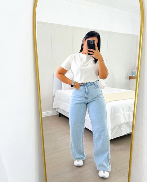 Sunday Outfit Casual Summer, Look Com Calça Wide Leg Jeans, Thick Legs Outfit, Wide Leg Jeans Outfit Casual, Wide Leg Jeans Outfit Summer, Look Wide Leg, Wide Leg Jeans Outfit, Legs Outfit, Outfits Con Jeans