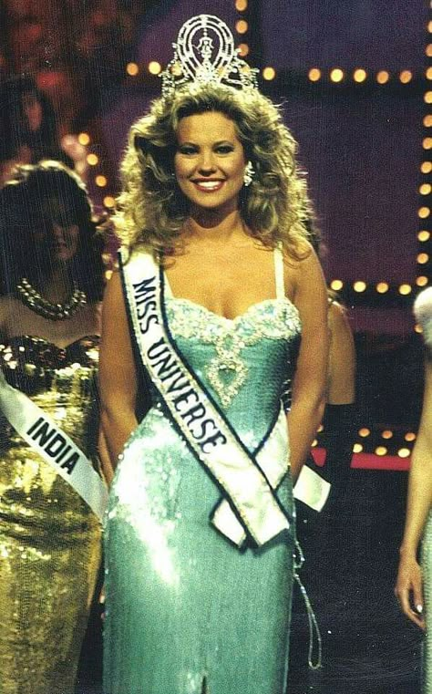 Angela Visser - Holland - Miss Universe 1989 Pageant Aesthetic, Miss Universe Gowns, Miss Universe India, Miss Colombia, Miss Pageant, Miss Congeniality, Pageant Crowns, Queen Aesthetic, Queen Costume