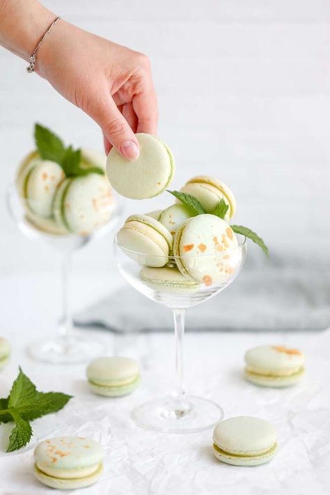 Macaroons Aesthetic, Macaron Photography, White Chocolate Macarons, Mint Macarons, Macarons Aesthetic, Beautiful Macarons, Chocolate Macarons, Macaron Flavors, Dessert Photography